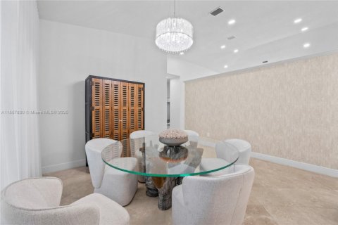 House in Miami, Florida 5 bedrooms, 323.58 sq.m. № 1889387 - photo 20