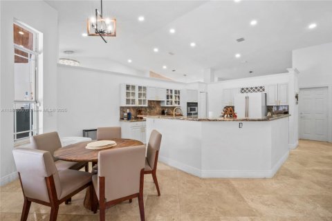 House in Miami, Florida 5 bedrooms, 323.58 sq.m. № 1889387 - photo 29