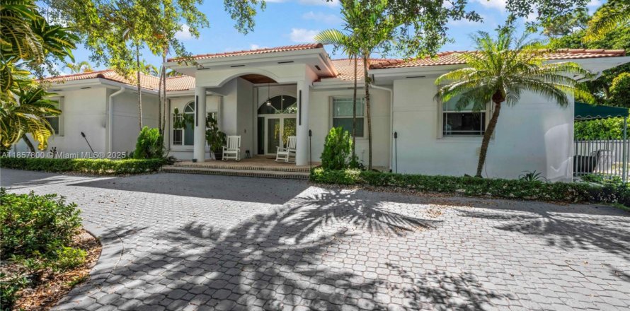 House in Miami, Florida 5 bedrooms, 323.58 sq.m. № 1889387