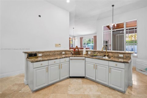 House in Miami, Florida 5 bedrooms, 323.58 sq.m. № 1889387 - photo 28