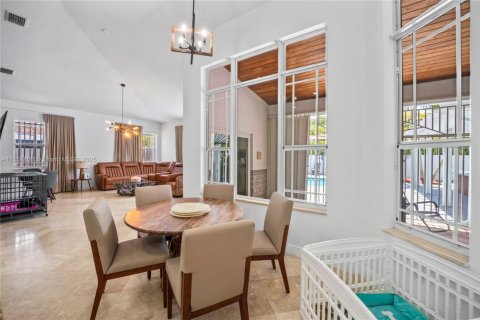 House in Miami, Florida 5 bedrooms, 323.58 sq.m. № 1889387 - photo 30