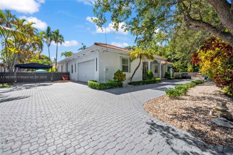 House in Miami, Florida 5 bedrooms, 323.58 sq.m. № 1889387 - photo 12