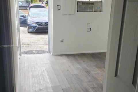 Propiedad comercial en alquiler en Doral, Florida № 976648 - foto 1