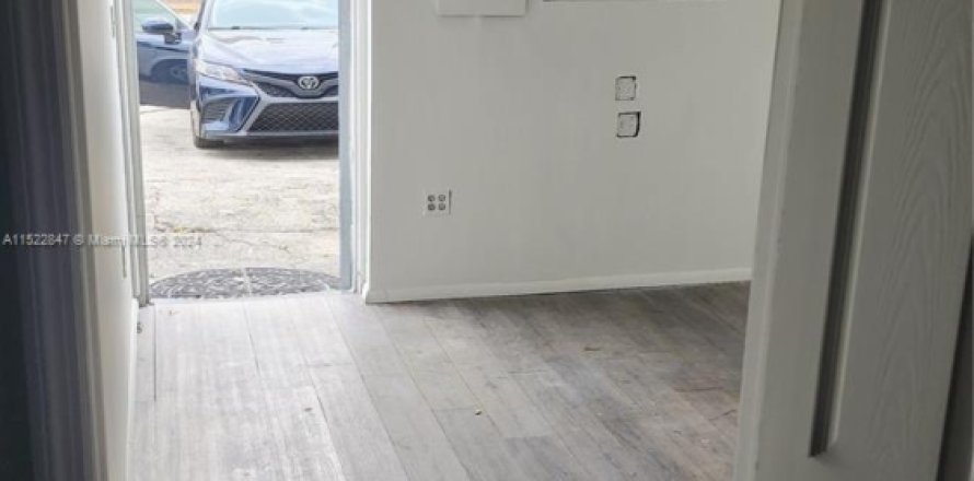 Propiedad comercial en Doral, Florida № 976648