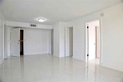 Condominio en alquiler en Miami, Florida, 2 dormitorios, 73.67 m2 № 2031056 - foto 3