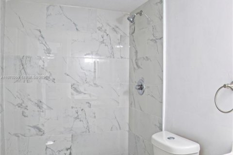 Condominio en alquiler en Miami, Florida, 2 dormitorios, 73.67 m2 № 2031056 - foto 14