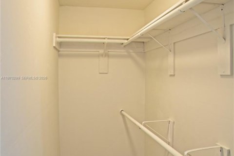 Condominio en alquiler en Miami, Florida, 2 dormitorios, 73.67 m2 № 2031056 - foto 11