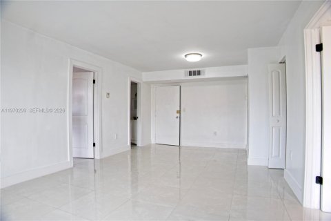 Condominio en alquiler en Miami, Florida, 2 dormitorios, 73.67 m2 № 2031056 - foto 2