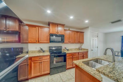 House in Cape Coral, Florida 3 bedrooms, 141.4 sq.m. № 2176973 - photo 17
