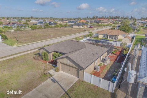 House in Cape Coral, Florida 3 bedrooms, 141.4 sq.m. № 2176973 - photo 3