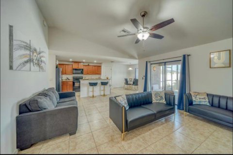 House in Cape Coral, Florida 3 bedrooms, 141.4 sq.m. № 2176973 - photo 12