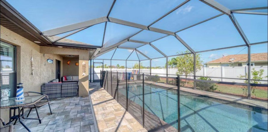 House in Cape Coral, Florida 3 bedrooms, 141.4 sq.m. № 2176973