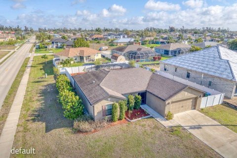 House in Cape Coral, Florida 3 bedrooms, 141.4 sq.m. № 2176973 - photo 4
