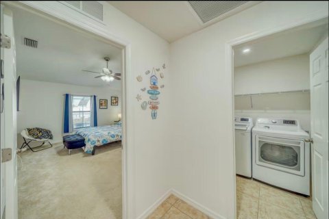 House in Cape Coral, Florida 3 bedrooms, 141.4 sq.m. № 2176973 - photo 22