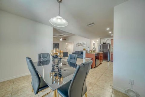 House in Cape Coral, Florida 3 bedrooms, 141.4 sq.m. № 2176973 - photo 10