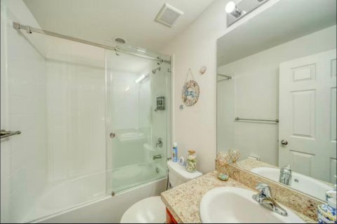 House in Cape Coral, Florida 3 bedrooms, 141.4 sq.m. № 2176973 - photo 25