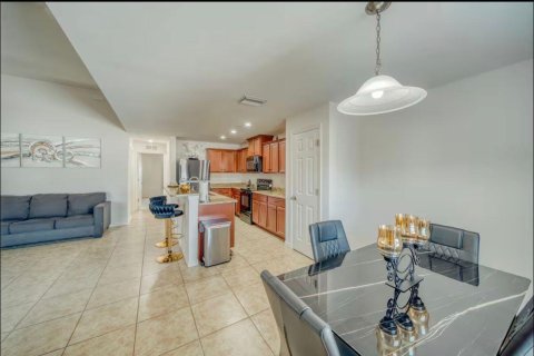 House in Cape Coral, Florida 3 bedrooms, 141.4 sq.m. № 2176973 - photo 14