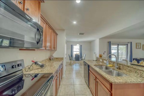 House in Cape Coral, Florida 3 bedrooms, 141.4 sq.m. № 2176973 - photo 15
