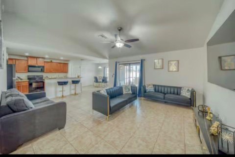 House in Cape Coral, Florida 3 bedrooms, 141.4 sq.m. № 2176973 - photo 11
