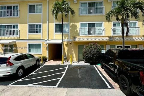 Condominio en Fort Lauderdale, Florida, 1 dormitorio  № 2078436