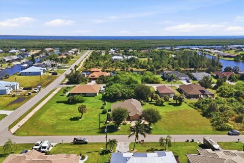 House in Port Charlotte, Florida 4 bedrooms, 208.01 sq.m. № 2418851 - photo 2