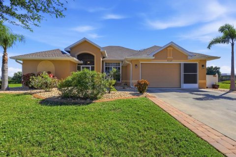 House in Port Charlotte, Florida 4 bedrooms, 208.01 sq.m. № 2418851