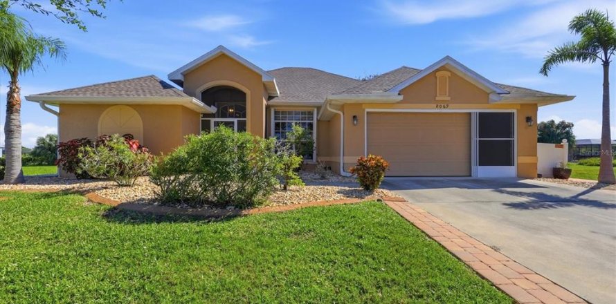 House in Port Charlotte, Florida 4 bedrooms, 208.01 sq.m. № 2418851
