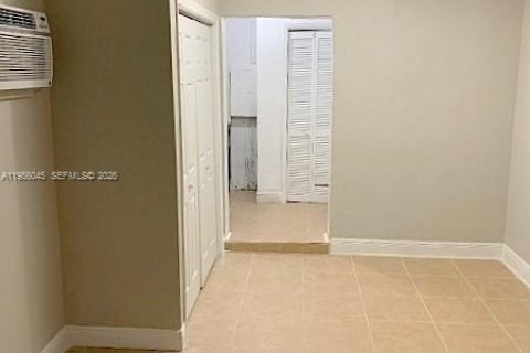 Casa en alquiler en Miami Gardens, Florida, 1 dormitorio, 27.87 m2 № 2011162 - foto 2