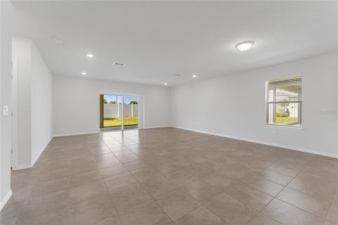 House in SUMMERS CAY in Thonotosassa, Florida 4 bedrooms, 200.85 sq.m. № 2232602 - photo 12