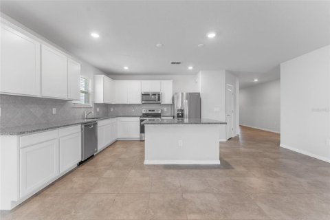 House in SUMMERS CAY in Thonotosassa, Florida 4 bedrooms, 200.85 sq.m. № 2232602 - photo 9