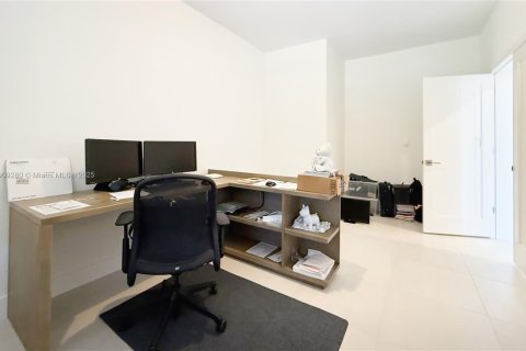 Купить виллу или дом в Хомстед, Флорида 4 спальни, 286.6м2, № 1965135 - фото 8