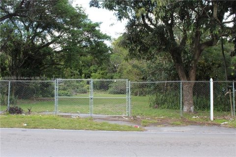 Terreno en venta en North Miami, Florida № 1836410 - foto 2