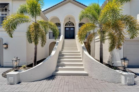 House in Apollo Beach, Florida 4 bedrooms, 270.44 sq.m. № 1881310 - photo 2