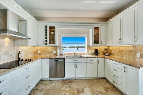 House in Apollo Beach, Florida 4 bedrooms, 270.44 sq.m. № 1881310 - photo 17