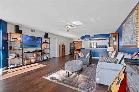 Condo in Cocoa Beach, Florida, 3 bedrooms  № 1903979 - photo 17