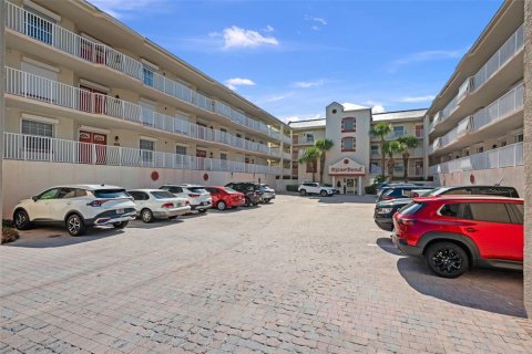 Condo in Cocoa Beach, Florida, 3 bedrooms  № 1903979 - photo 4