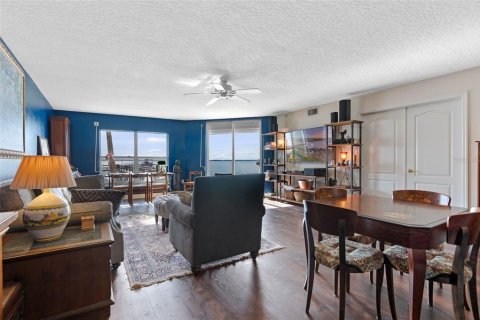 Condo in Cocoa Beach, Florida, 3 bedrooms  № 1903979 - photo 13