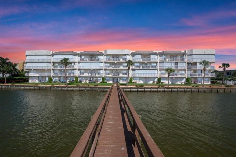 Condo in Cocoa Beach, Florida, 3 bedrooms  № 1903979 - photo 2