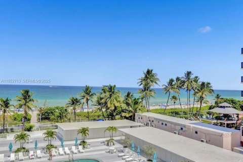 Copropriété à vendre à Miami Beach, Floride: 2 chambres, 235.41 m2 № 1976516 - photo 1