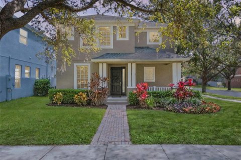 House in Winter Garden, Florida 4 bedrooms, 245.82 sq.m. № 1746499 - photo 1