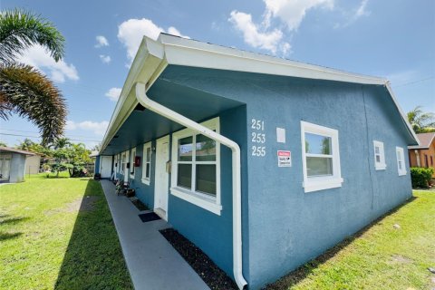 Propiedad comercial en venta en Oakland Park, Florida, 245.08 m2 № 1178667 - foto 1