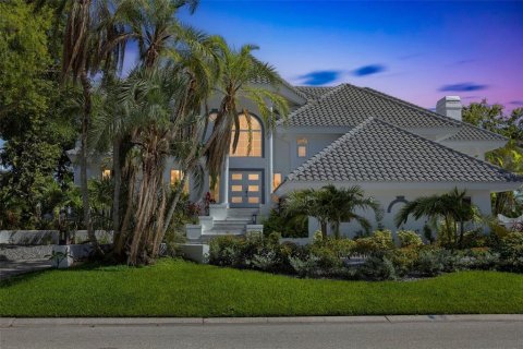 House in Saint Petersburg, Florida 6 bedrooms, 635.45 sq.m. № 1741036 - photo 1