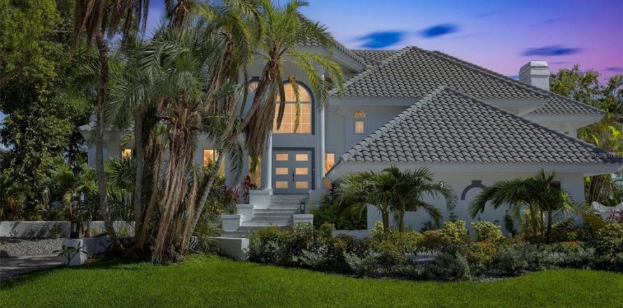 House in Saint Petersburg, Florida 6 bedrooms, 635.45 sq.m. № 1741036