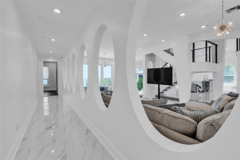 House in Saint Petersburg, Florida 6 bedrooms, 635.45 sq.m. № 1741036 - photo 12