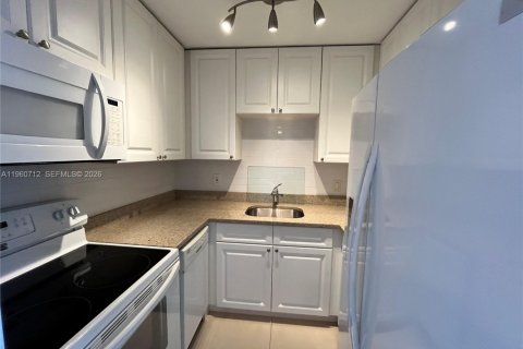Condo in Miami, Florida, 1 bedroom  № 2024038 - photo 5