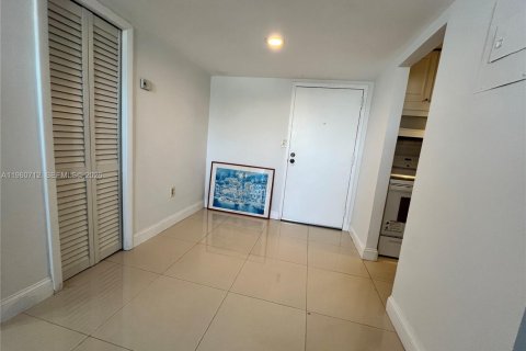 Condo in Miami, Florida, 1 bedroom  № 2024038 - photo 3