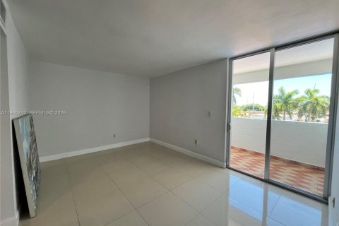 Condo in Miami, Florida, 1 bedroom  № 2024038 - photo 4