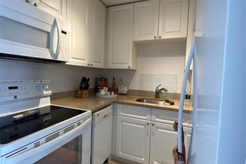 Condo in Miami, Florida, 1 bedroom  № 2024038 - photo 6