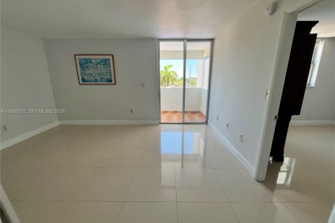 Condo in Miami, Florida, 1 bedroom  № 2024038 - photo 2