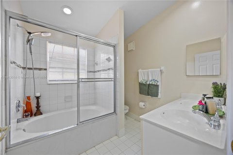 Townhouse in Miramar, Florida 3 bedrooms, 147.34 sq.m. № 1963717 - photo 25